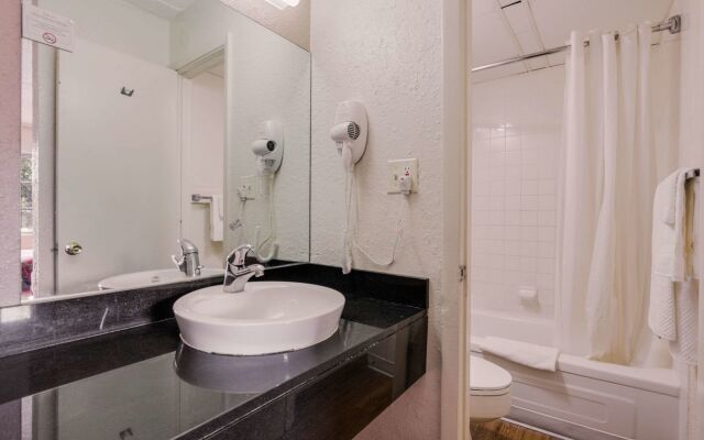 Econo Lodge Inn & Suites