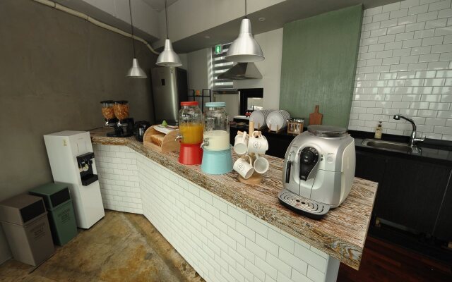 Flat B Hostel - Hostel