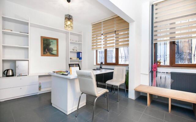 Myra Pera Apartments