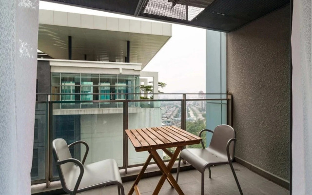 Bright 3 Queen Bed Condo Walk to KL Tower