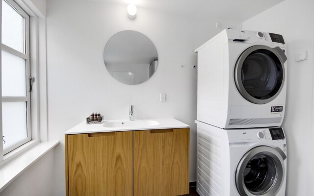Sanders Regent - Popular 3-bdr Apt With Balcony