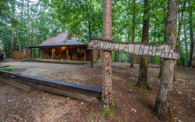 Mountain Bear Lodge Includes Roku TV, Wifi, Hot Tub, and BBQ by Redawning
