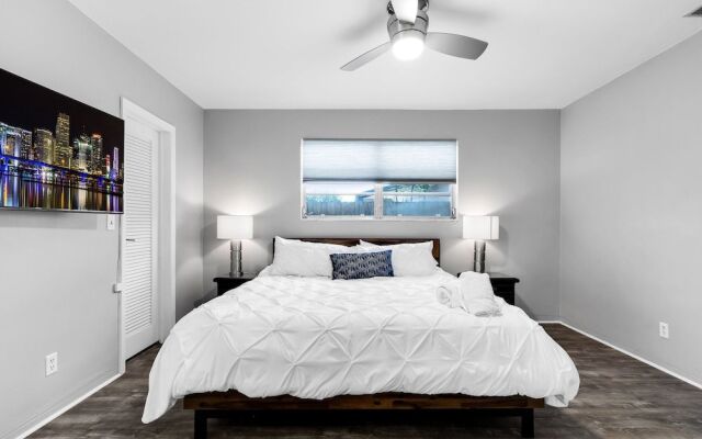 Hollywood Hills 3BD Home w Backyard