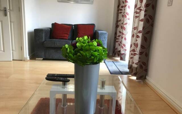 Stayzo - Cole Green Lane - Ideal for Your Next Staycation or Workcation Whole House With Wi-fi