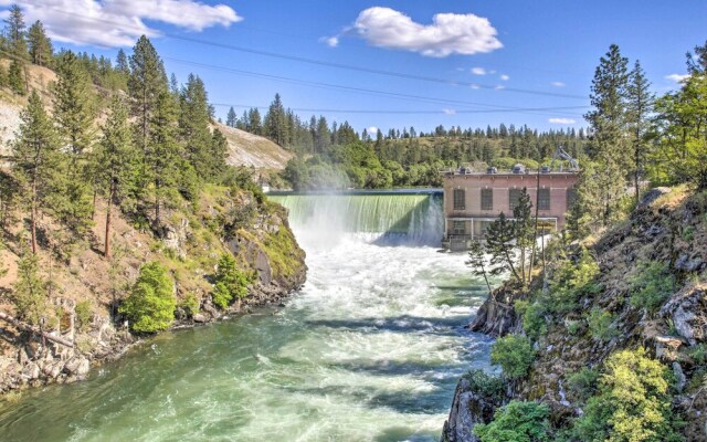 Nine Mile Falls Hideaway: Scenic Retreat on River