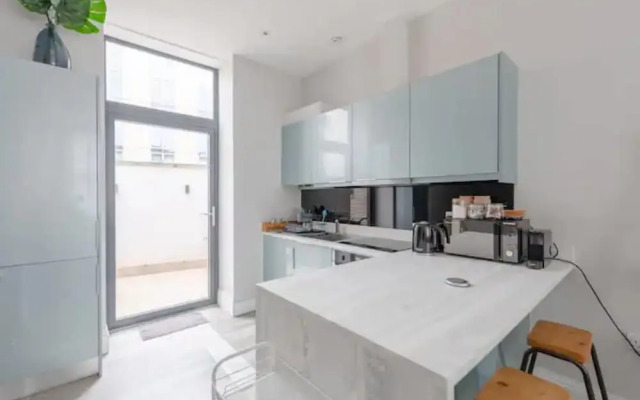 Chic 1BD Flat W/patio - 2 Mins From Baron's Court!