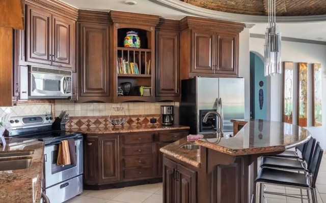 Luxury Beachfront Condo on Sandy Beach