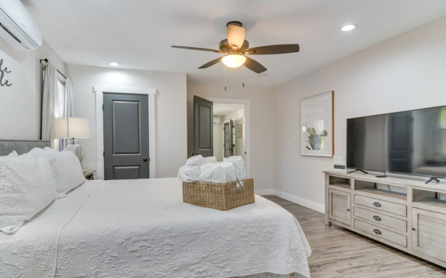 Tampa Apartment w/ Shared Backyard & Fire Pit!