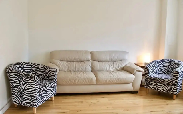 Modern 2 Bedroom Apartment With Parking