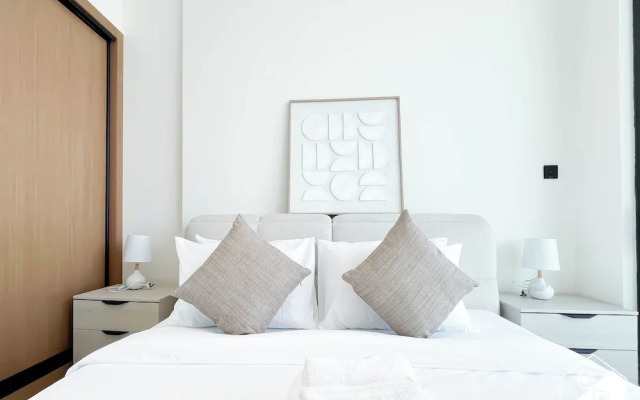 Luxury & Comfort 1B at Binghatti Amber & Balcony