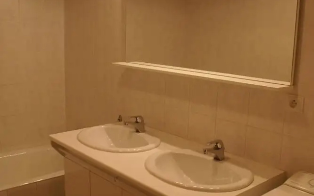 4 Rooms 8 People 3 Exposed South-west