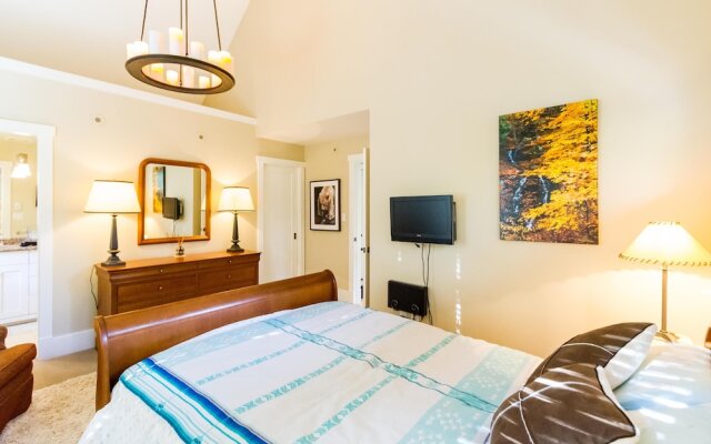 Spacious Town Home With Private Hot Tub