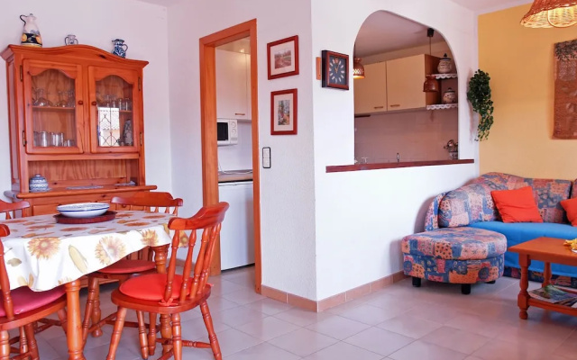 Delightul Holiday Home in St Pere Pescador With Terrace - фото 2