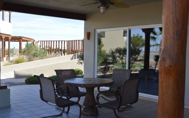 Playa Villa - 2 Br condo by RedAwning