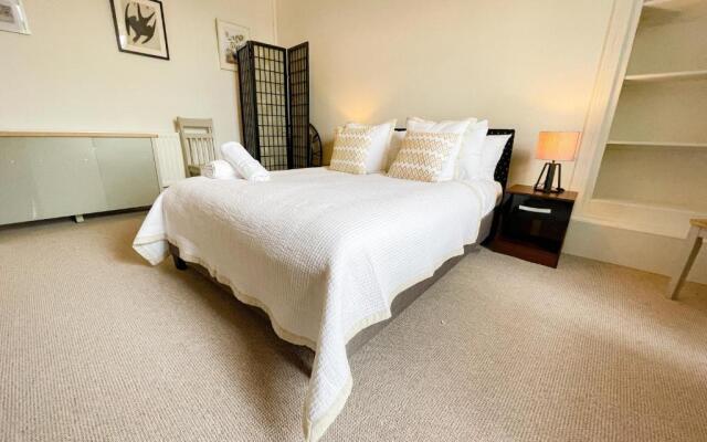 Spacious 3 bedroom Victorian flat City Centre