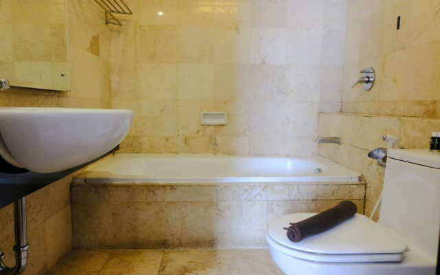 Homey And Cozy 3Br At Braga City Walk Apartment