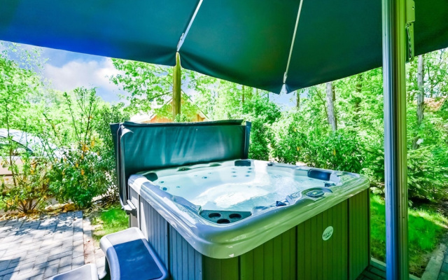 House in Reutum With Jacuzzi & Forest View