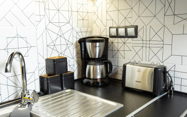 Downtown Luxury Boutique Suites : the yellow suite