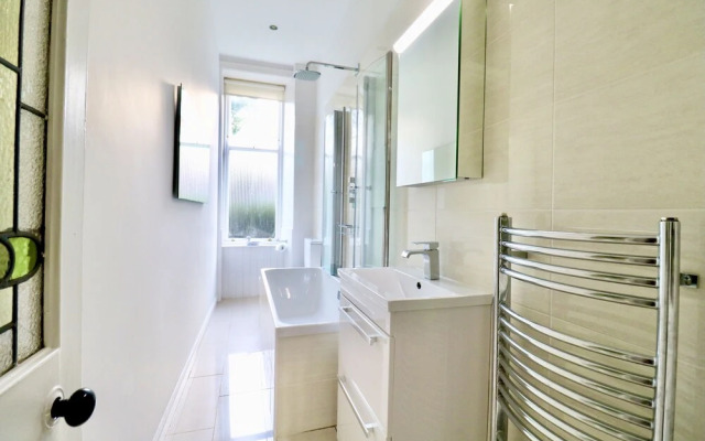 Period Deco flat in west end