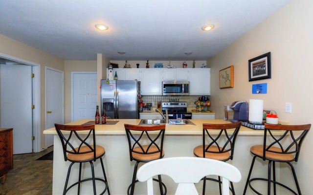 Pool Days & Water Fun Await: Lake Ozark Escape!