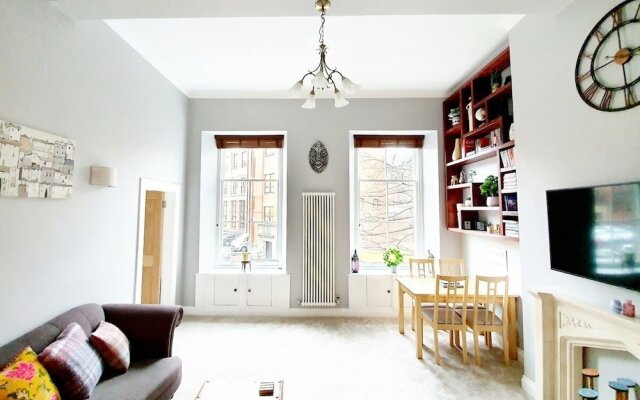 Unwind in a Bright Airy Victorian Apartment in West End!