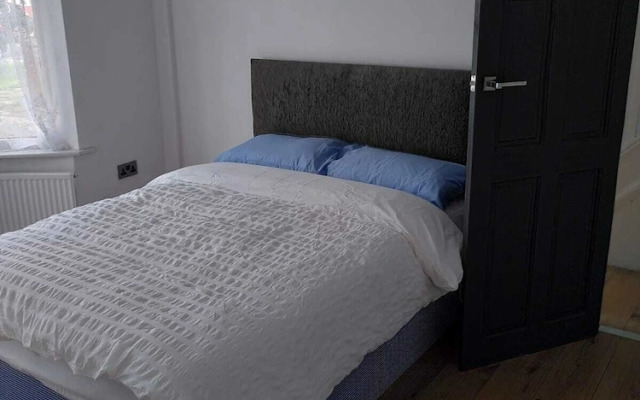Remarkable 3-bed House in Hounslow