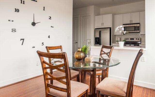 1 BR Uptown Apt close to shopping by Frontdesk