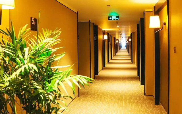 Home Inn Plus (Dalian Development Zone Jinma Road Wanda Plaza)