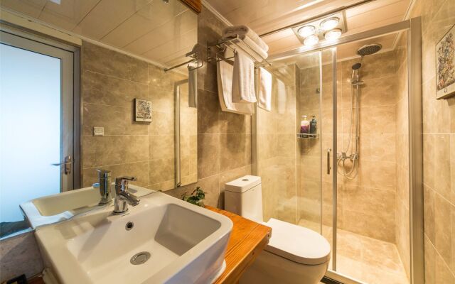 C'est La Vie Boutique Inn