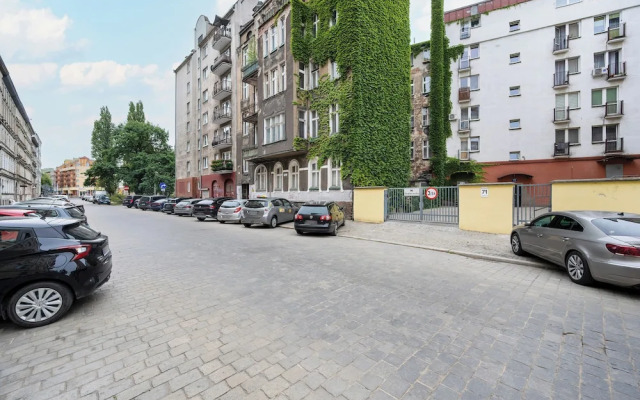 Retro Apartment in Wroclaw by Renters