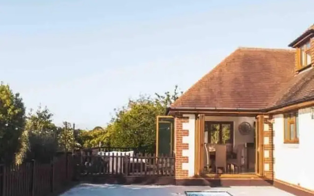 Threeways Retreat With Heated Swimming Pool
