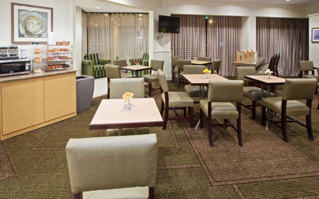 La Quinta Inn & Suites by Wyndham Nashville Airport/Opryland