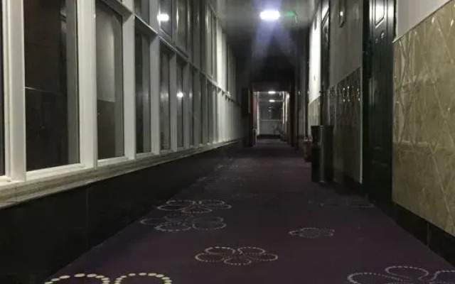 Xinyang Blue Moon Hotel