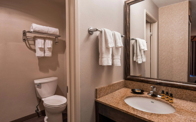 Best Western Plus Rivershore Hotel