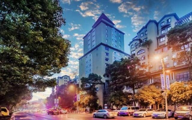 Borrman Hotel (Chongqing Qijiang East Station Shaxihe Park Store)