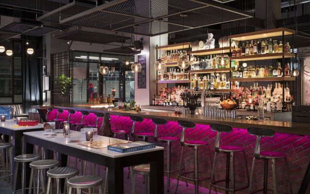 Moxy Chicago Downtown