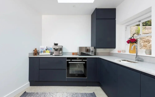 The Vicarage Newlyn 1 Bed River View Parking