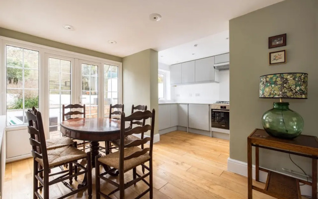 The Thames Embrace 3 BR & Garden House