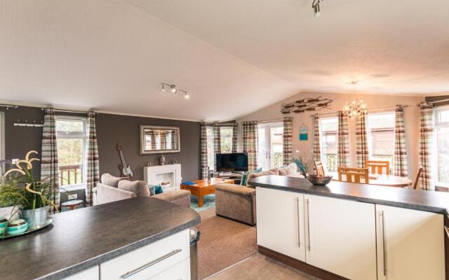 Kingfisher Lodge with Hot Tub