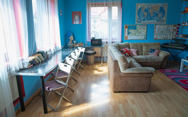 Юнайтед Колорс Хостел