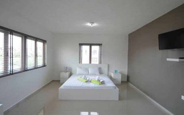 Modern Villa in Jan Thiel with Hot Tub