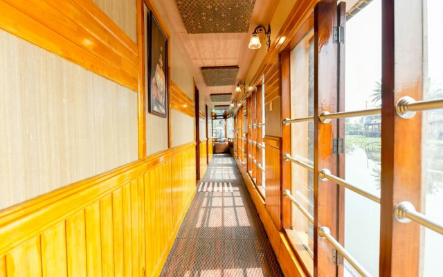 Oyo 24920 Indraprastha Royal Castle Sharing Houseboat