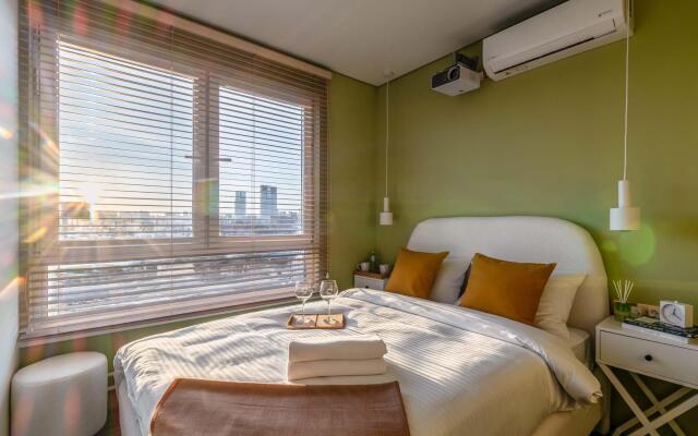 In an apartment on Sokolnicheskiy Val street 1