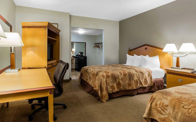 Econo Lodge Inn & Suites