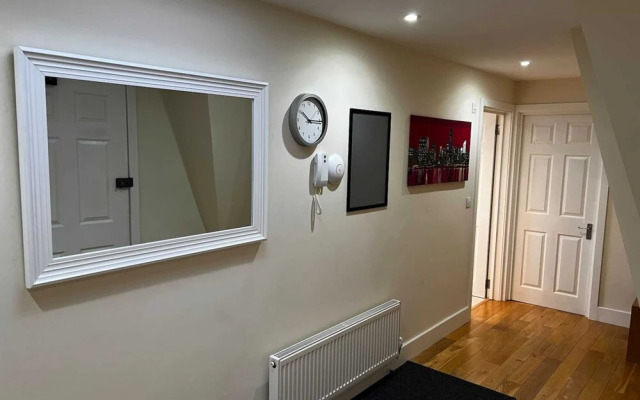 Cosy 3 Bedroom Apartment Next to the Emirates