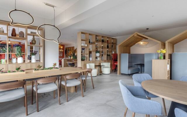 Ascona Lodge, Pool & Garden Retreat