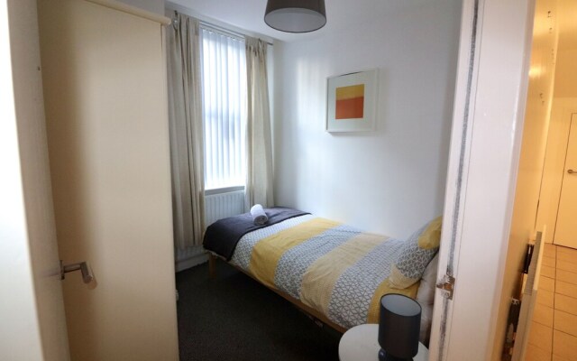 Sleeps 4 only 5 min by taxi