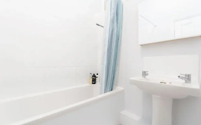 Earls Court Apartments by BaseToGo