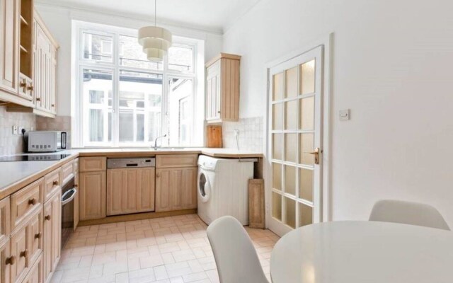 Oxford Circus Luminous Gem, Sleeps 4