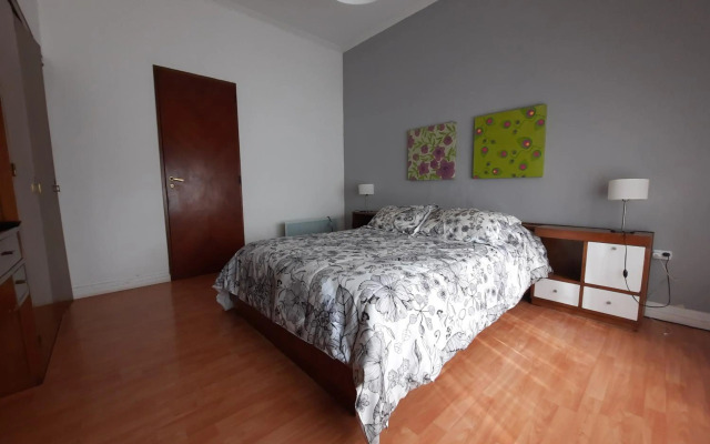 Casa c/amplio jardín, garage y parrilla.